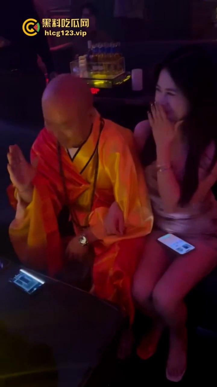 【只怪灯光太催情 让你如此骚不停】 高冷女神夜店秒变淫娃主动送吻赠逼 这还用开房吗？-8