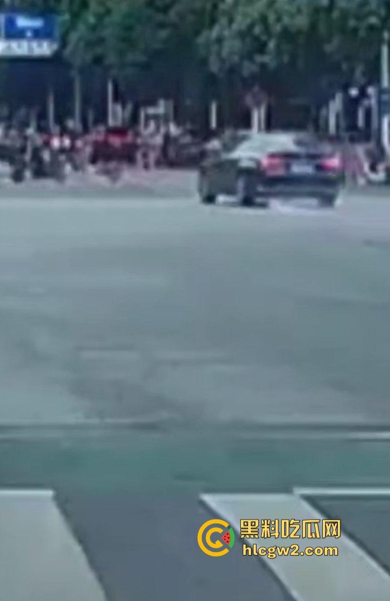 想死拉个垫背的? 广东佛山禅城一男子驾车无视红灯撞死路人 现场碾人视频流出-6