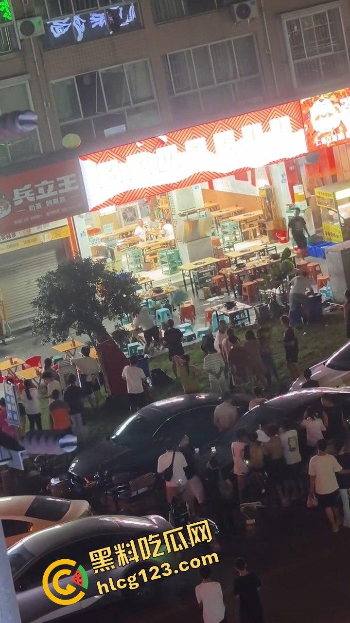 四川成都,路边吃个烧烤都要给被泼！正义大哥直接反击！-4