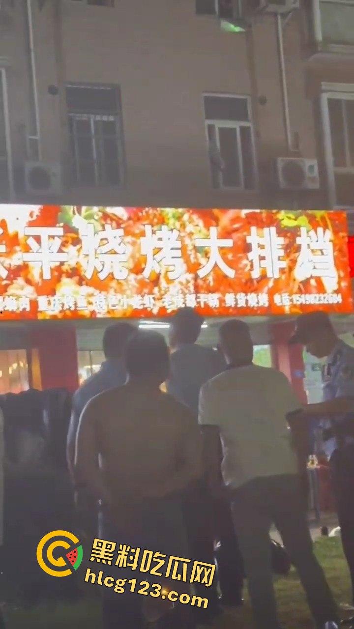 四川成都,路边吃个烧烤都要给被泼！正义大哥直接反击！-9