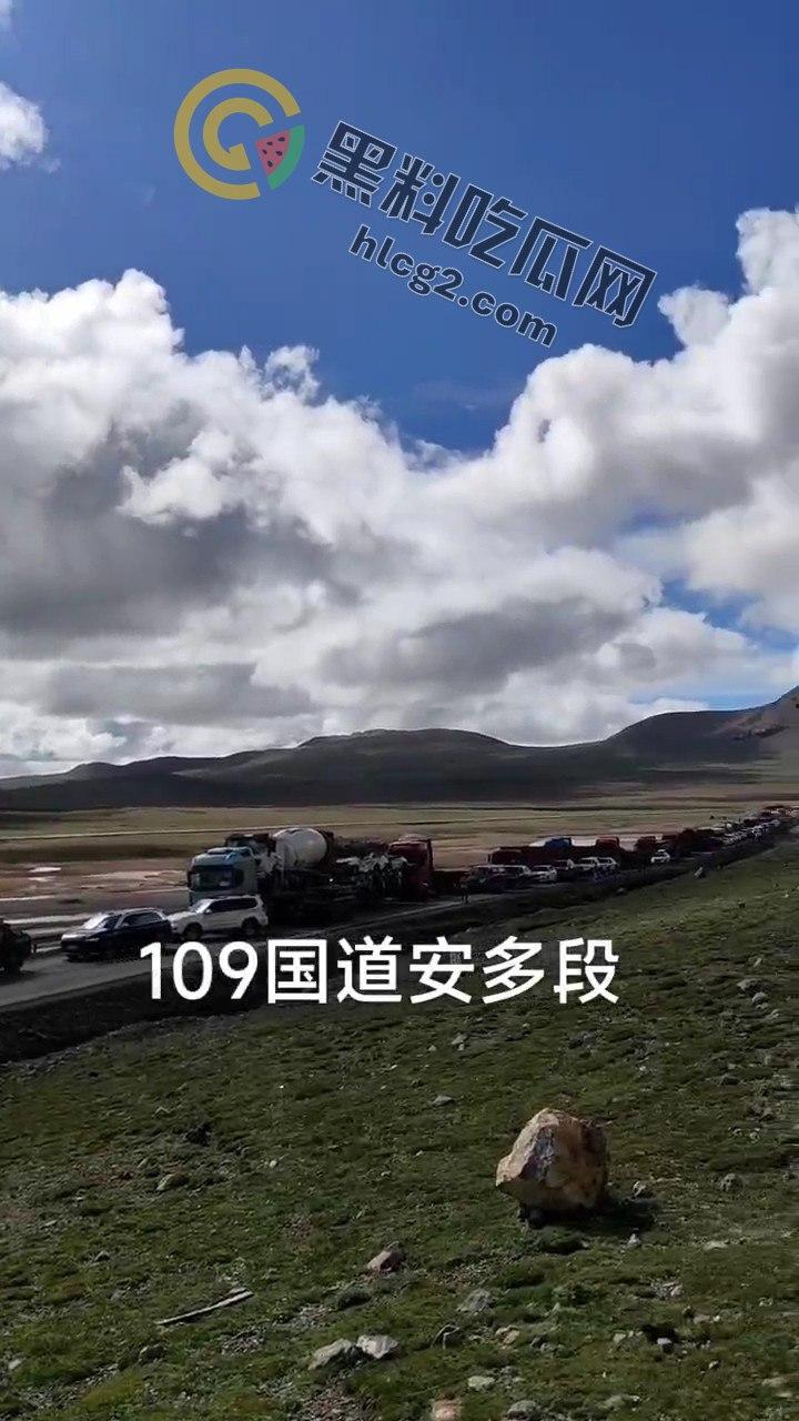 西藏青藏线大堵车！风力发电货车侧翻致数十公里堵塞，游客大呼：无路可逃！-6