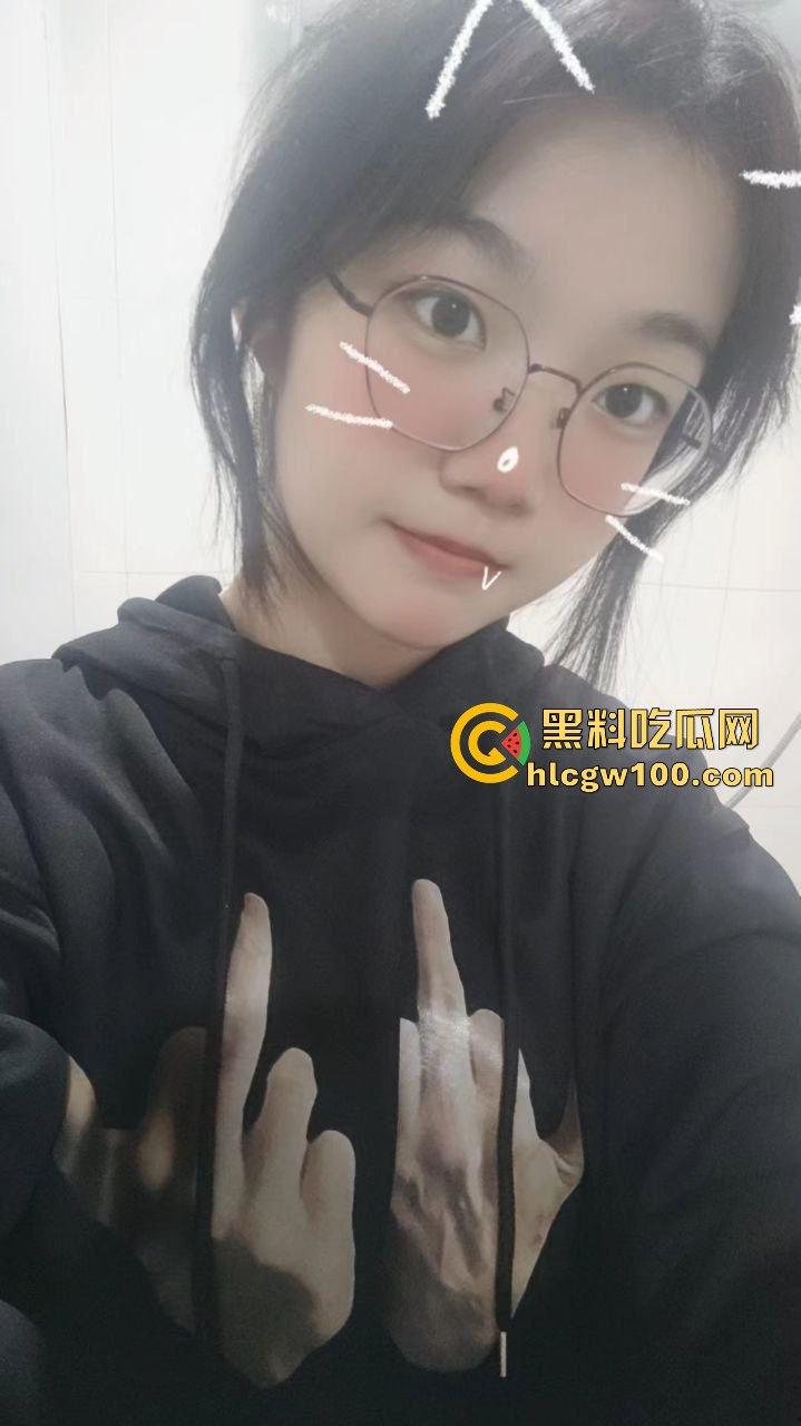 广西大学大一学生嫩妹【郭飒】不雅视频流出被曝光，对镜自拍展示娇嫩玉胸体完美呈现。-11