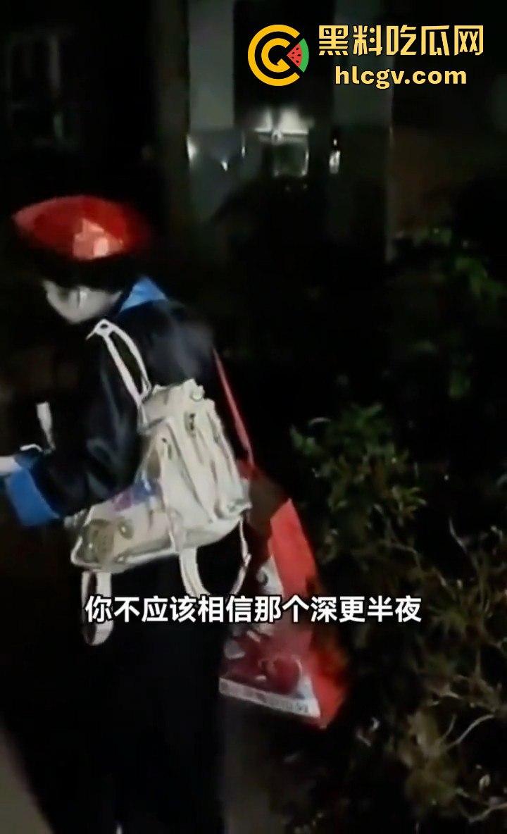 四川某小区大爷大妈遛弯险被僵尸小姐姐吓出屎尿！这清朝妆容真没谁了！-6