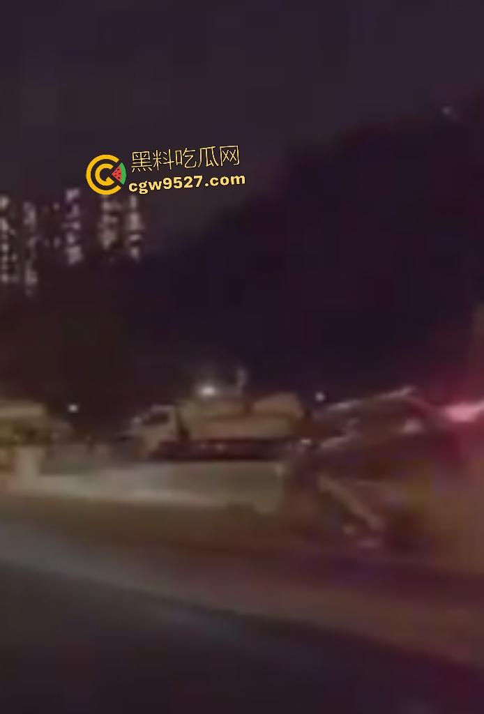 9月2日晚上广州海珠鹤洞桥底，合创汽车开智驾直接冲撞行人，连幼童都撞飞了，这智驾怕不是失了智吧？-2