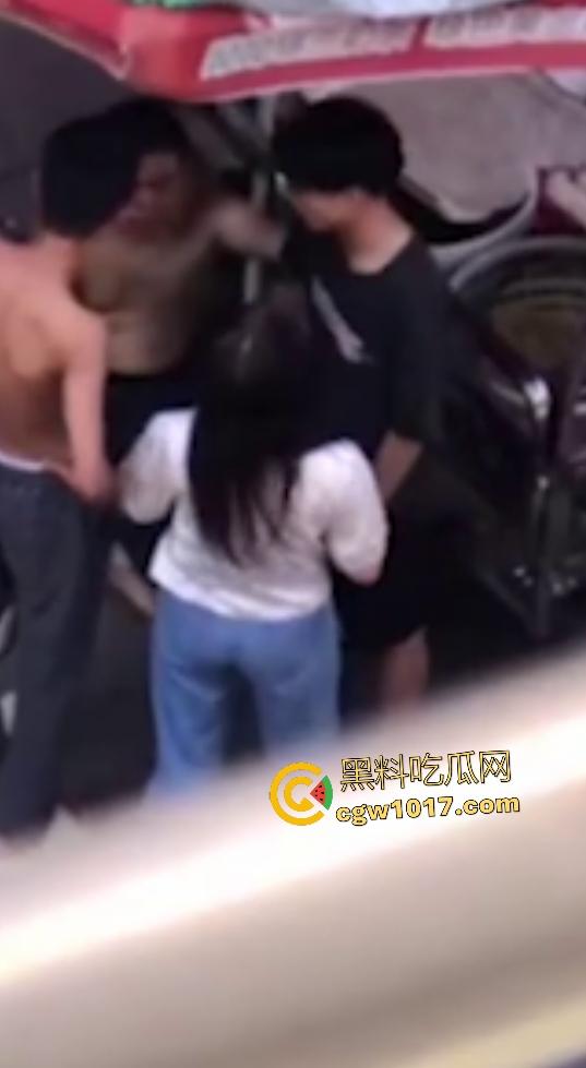 恋母儿子抓包母亲出轨老男人，脱衣服露排骨要单挑，情人无动于衷，老母还护奸夫，死去的老公看到会怎么想！-2