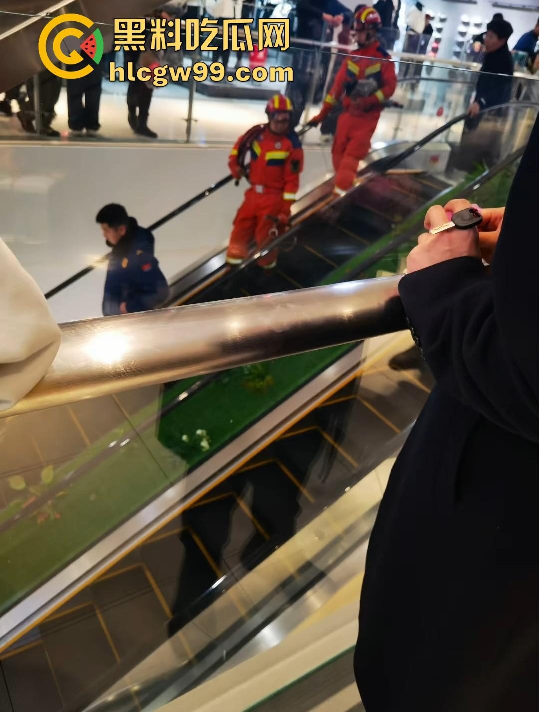 河南周口曦悦城惊现恐怖意外！幼童手指被电梯夹断卷入内部，卷入缝隙后一个多小时仍未找到！-8