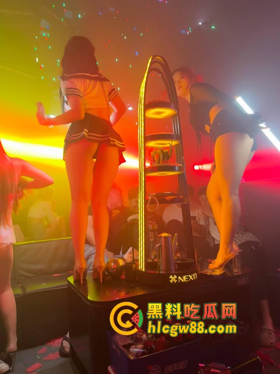 再见了朋友，今晚我就要起航！夜店丰乳肥臀小骚逼，直接摸逼闻味，确认确认无异味即刻战斗状态！-8