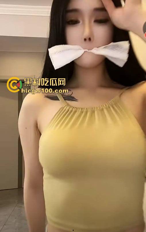 快手【药花姐姐】直播间公然玩自慰,白虎骚穴一览无遗不懂行的还傻傻的就只盯着快手看,主播真会玩!!-12