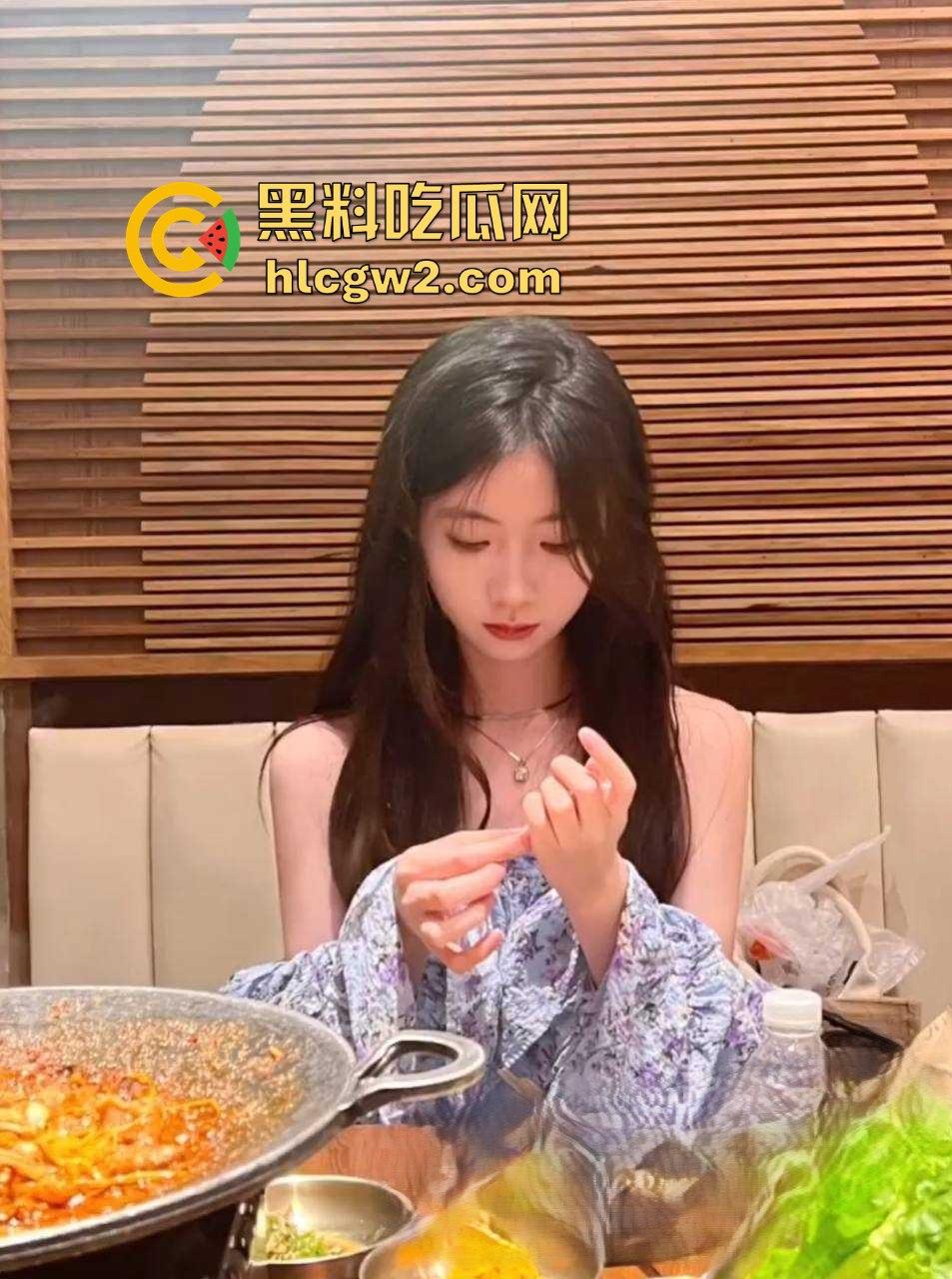 厦门永劫网瘾少女『方若瑶』被爆！骚得无药可救 全网最粉粉嫩鲍鱼被无套乱操，舔鸡巴舔到满脸精液！-14