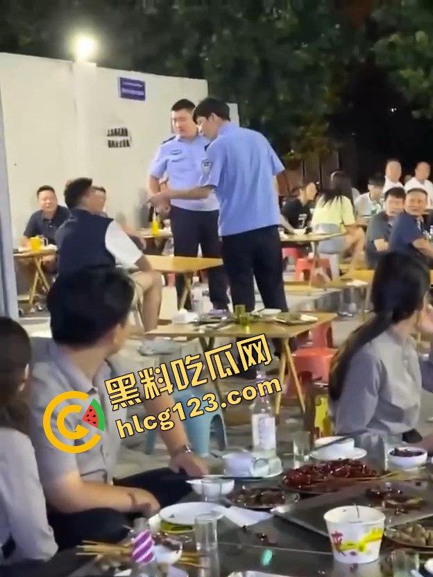 吃烧烤喝点酒就敢硬刚警察？不搞点大动静酒都算白喝了！-1