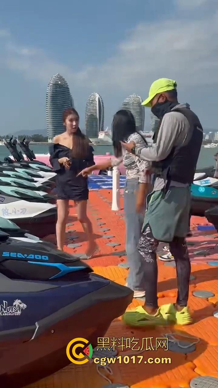 海南三亚钟情会所海边两大极品女现场撕逼,谁也不服谁直接开干,扯头发抓胸打起来丝毫不输男的,拦都拦不开!-2