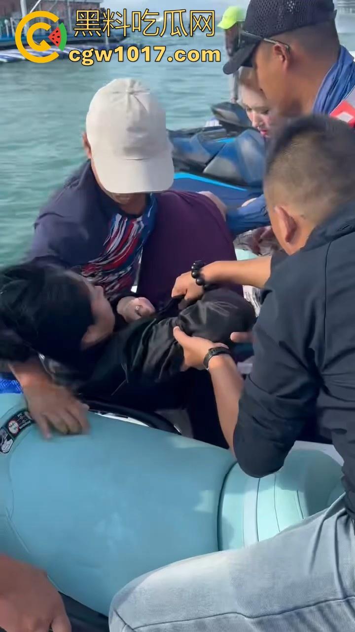 海南三亚钟情会所海边两大极品女现场撕逼,谁也不服谁直接开干,扯头发抓胸打起来丝毫不输男的,拦都拦不开!-9