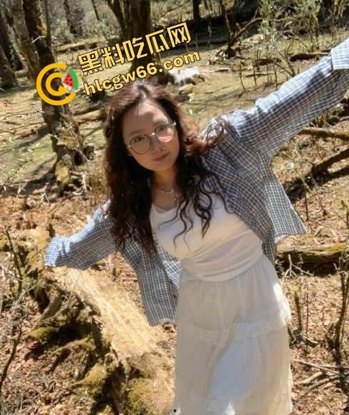 滇西05年嫩妹【何一婷】淫聊记录曝光,戴眼镜的她说想玩两根鸡巴,蜜桃臀后入爆操太骚了!-5