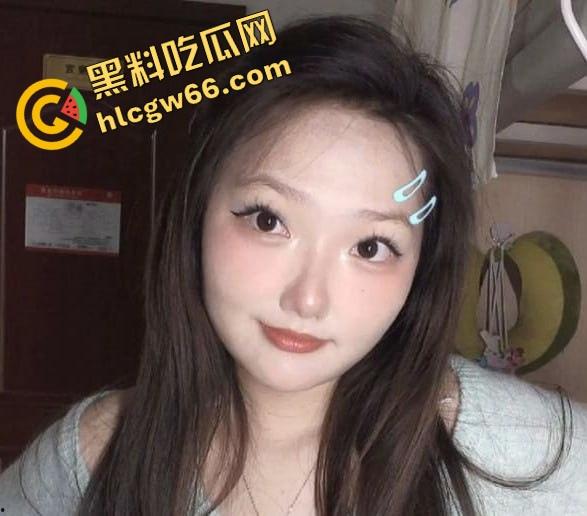 滇西05年嫩妹【何一婷】淫聊记录曝光,戴眼镜的她说想玩两根鸡巴,蜜桃臀后入爆操太骚了!-6