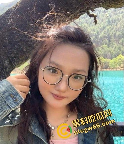 滇西05年嫩妹【何一婷】淫聊记录曝光,戴眼镜的她说想玩两根鸡巴,蜜桃臀后入爆操太骚了!-8