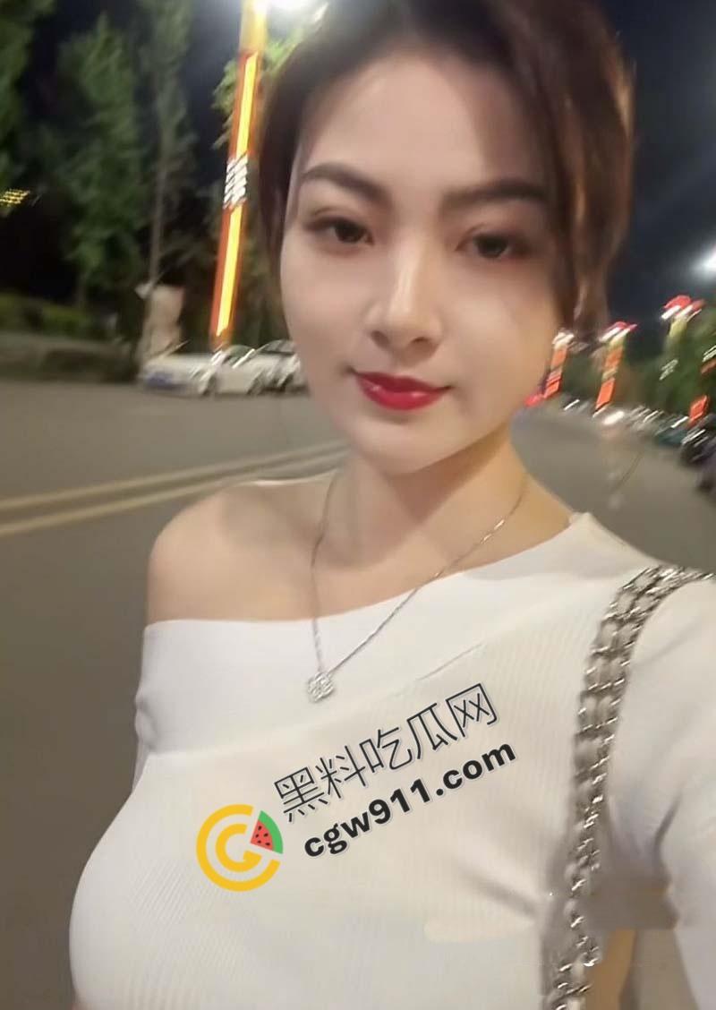 广州小少妇【李美君】遭绿帽癖老公背叛,被迫沦为兄弟们的玩物,骚穴淫水狂喷,堪比AV大片-1