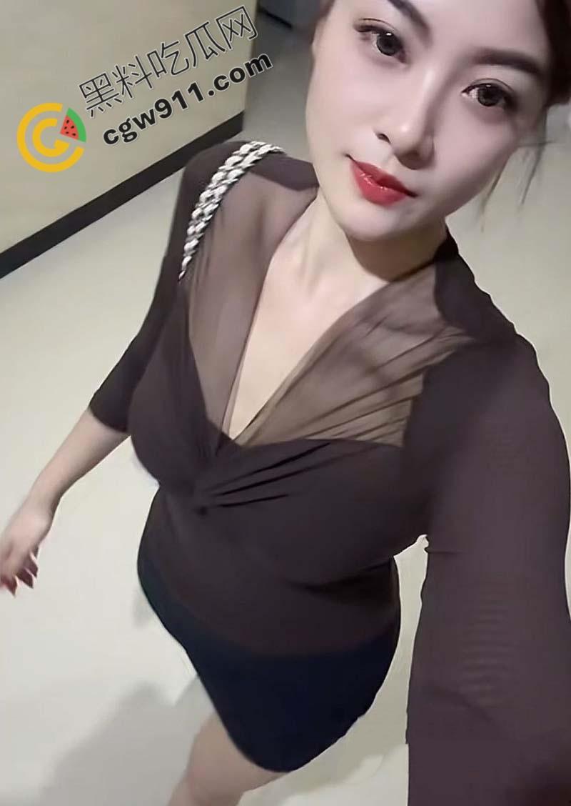 广州小少妇【李美君】遭绿帽癖老公背叛,被迫沦为兄弟们的玩物,骚穴淫水狂喷,堪比AV大片-2