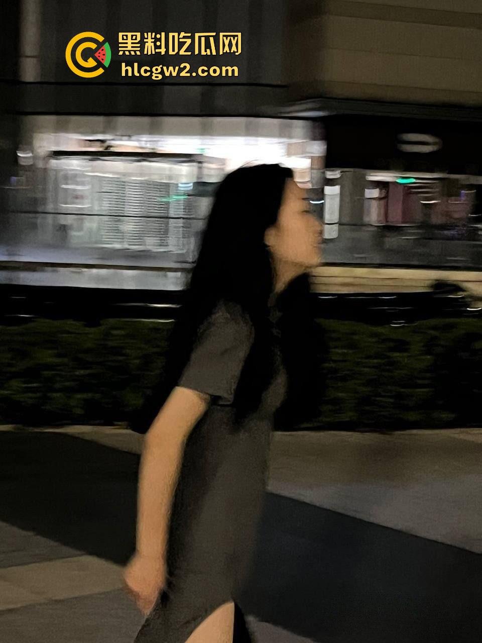 大神1300元约厦门科技信息大三学姐玩3P视频流出 有男友还敢酒吧微醺后乱来，酒店全程玩到高潮停不下来！-5