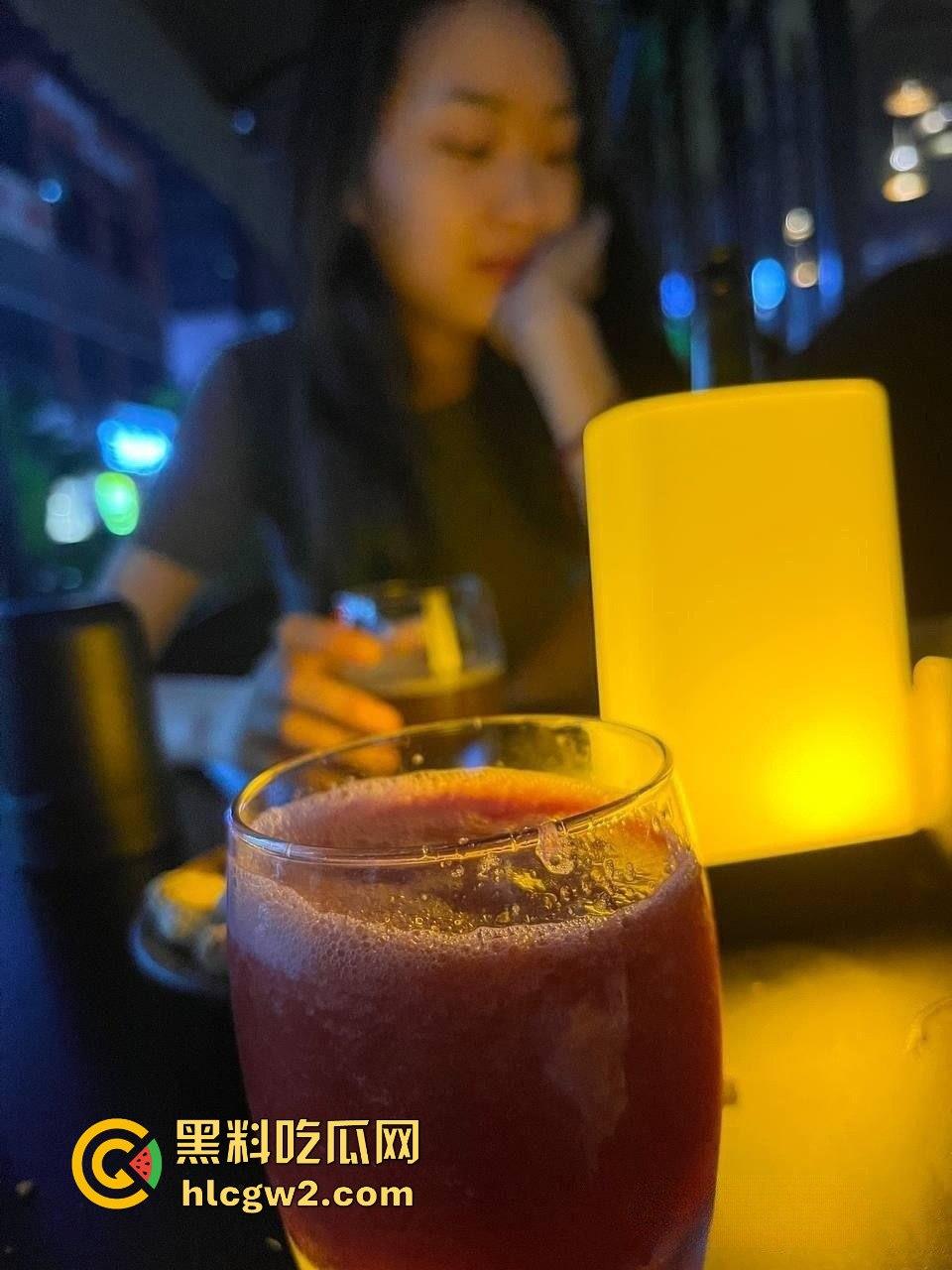 大神1300元约厦门科技信息大三学姐玩3P视频流出 有男友还敢酒吧微醺后乱来，酒店全程玩到高潮停不下来！-17