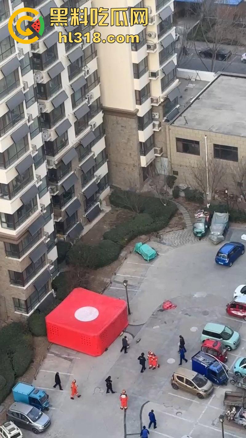 瓜友实拍男子跳楼,少年失恋想不开,消防员搭好救生垫,结果正好错过,摔在地上当上死亡!-7