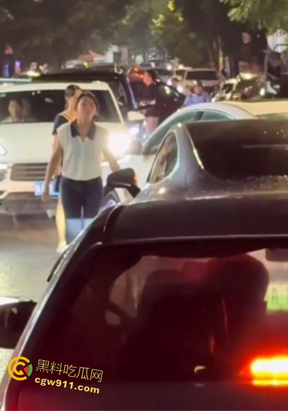 广东肇庆冯云小学附近捉小三现场大曝光,妻子怒火中烧堵截奸夫淫妇,停车场围堵拉扯惊心动魄!-1