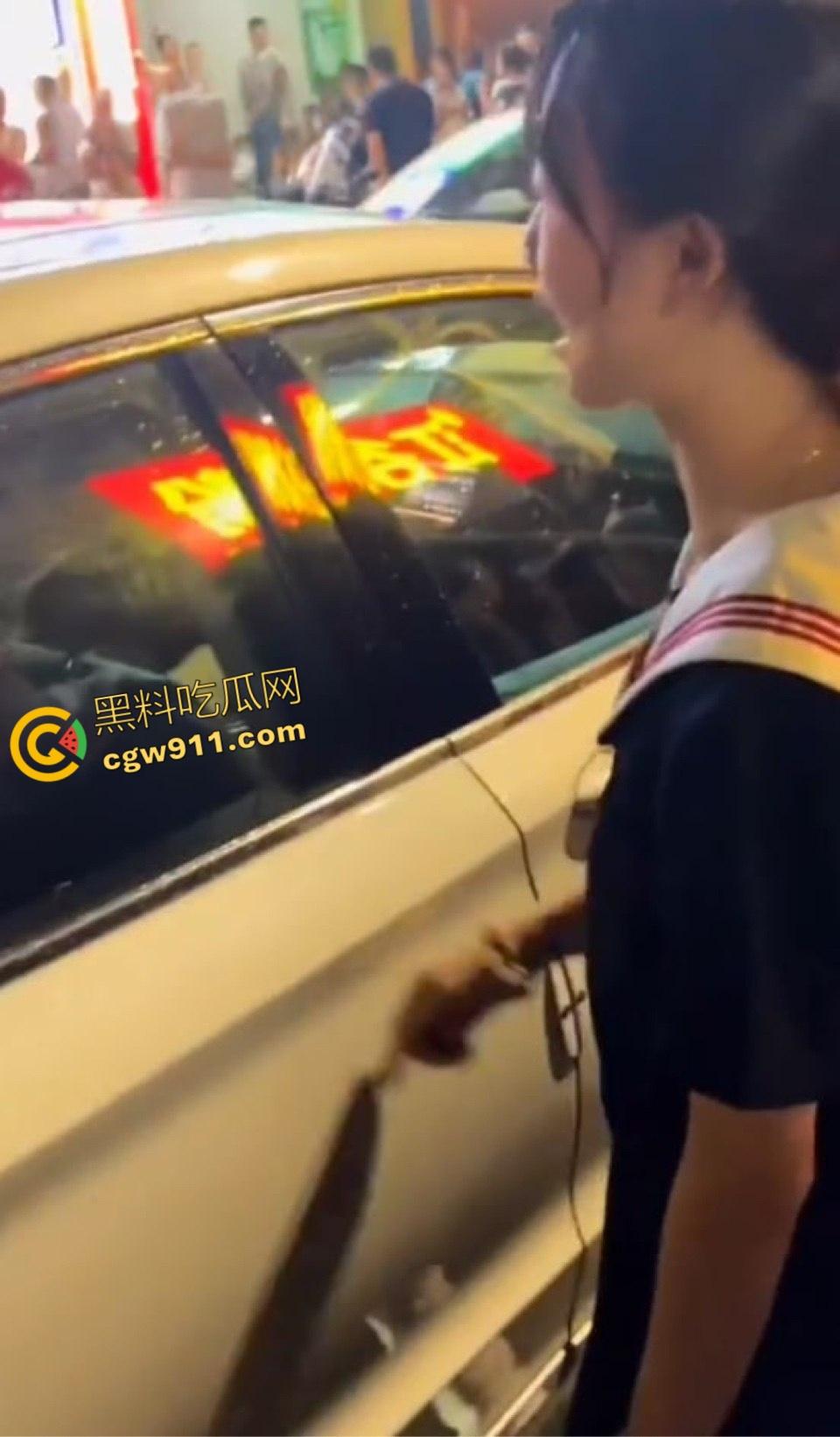 广东肇庆冯云小学附近捉小三现场大曝光,妻子怒火中烧堵截奸夫淫妇,停车场围堵拉扯惊心动魄!-4