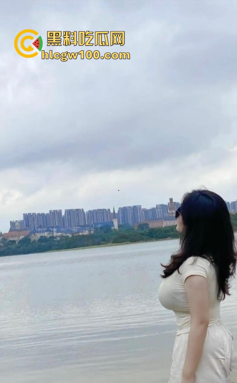 巨乳少妇30分钟狂欢,深喉后入掐脖子爆操,真是奶子即正义,全程摇摆奶子蜜桃臀!-5