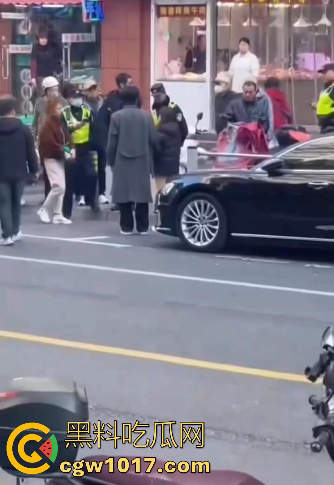 大型捉奸现场视频曝光 女友谎称跟朋友吃饭 实则出去酒店开房上钟 男友捉奸当场报警有人卖淫大义灭亲！-5