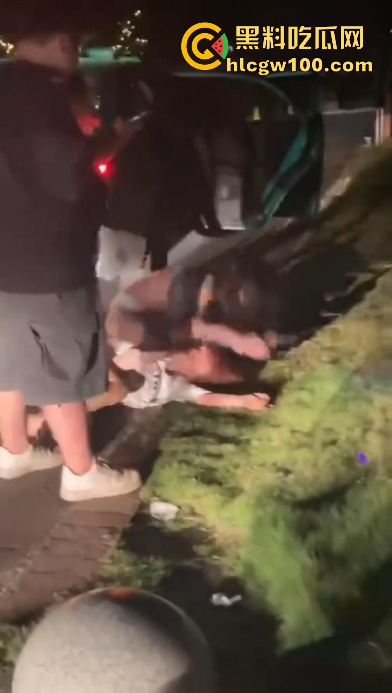 三亚外围妹子开打，穿着蕾丝内衣内裤当街抢顾客，清凉打斗辣眼睛，围观男顾客只敢默默看戏！-5