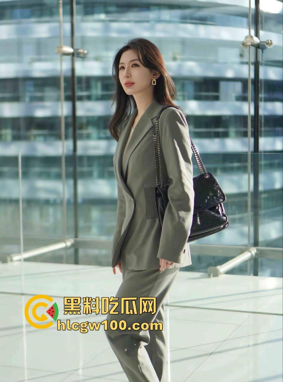 仙人酒配高跟鞋，舔狗狂舔御姐美腿喝脚上流下的酒，恋足控这福利骚到极致，御姐玩的花到离谱！-4