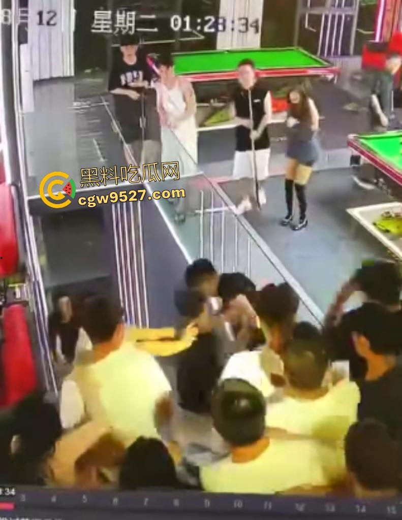 云南台球室血腥斗殴！黑衣男怒召兄弟暴揍一人，台球杆打头断裂，老板说打坏你们五五分！-1