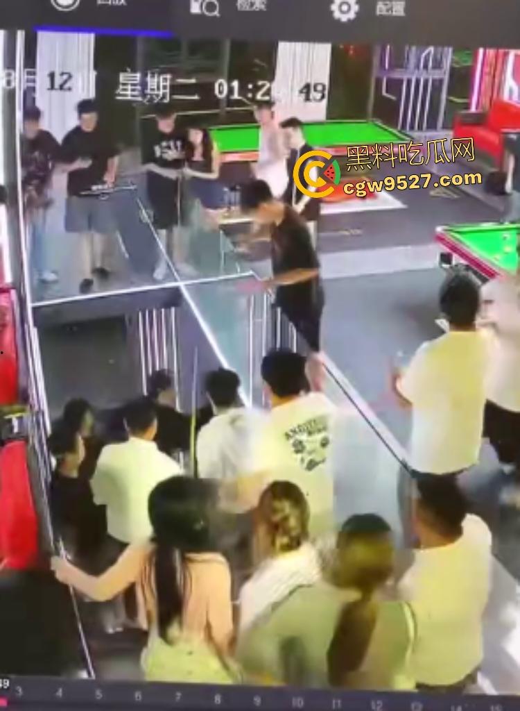 云南台球室血腥斗殴！黑衣男怒召兄弟暴揍一人，台球杆打头断裂，老板说打坏你们五五分！-4