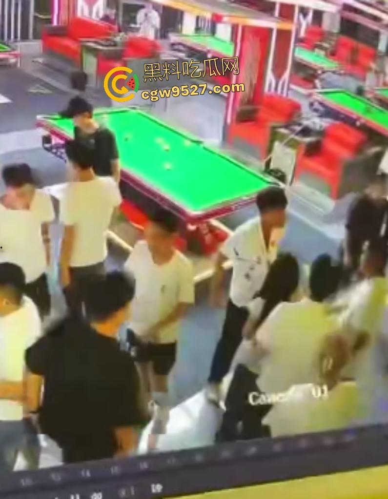 云南台球室血腥斗殴！黑衣男怒召兄弟暴揍一人，台球杆打头断裂，老板说打坏你们五五分！-8