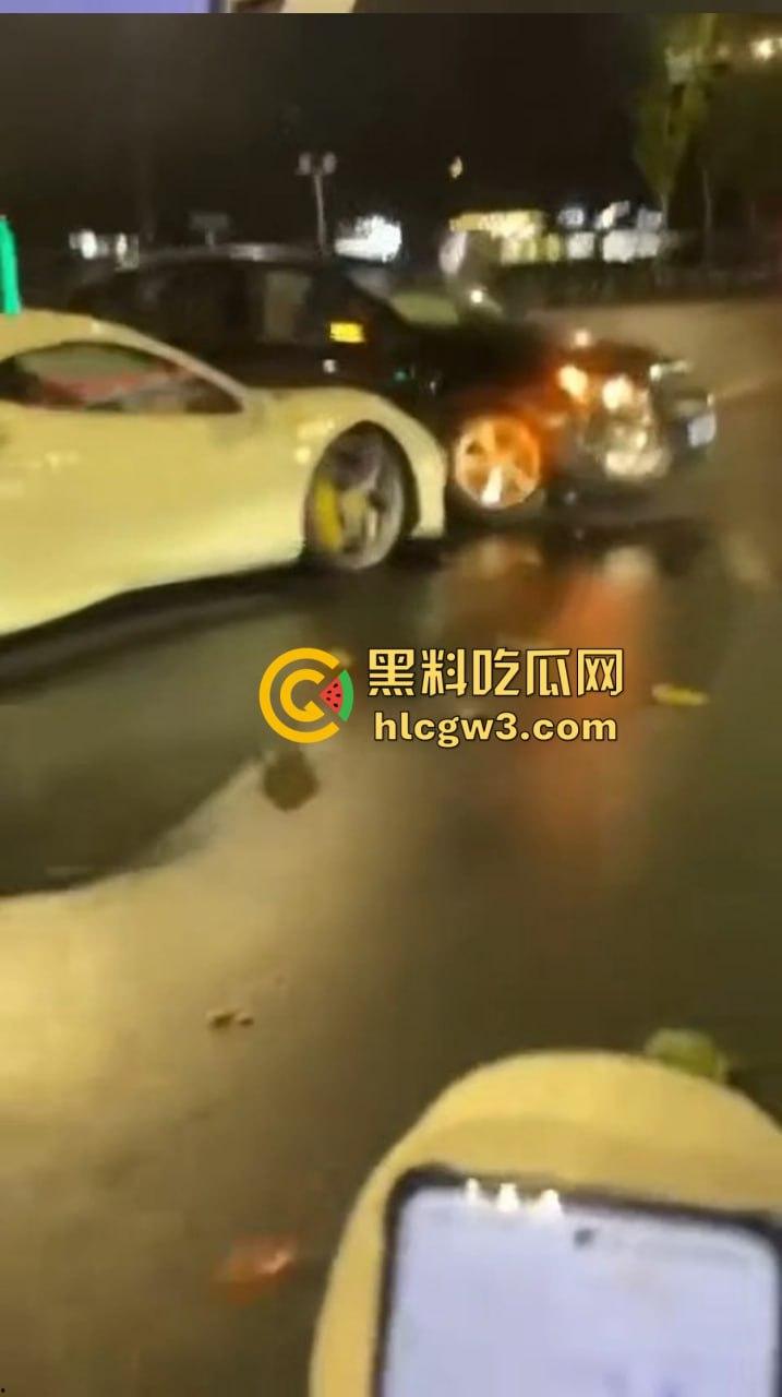 嘉兴海盐百货门口突发车祸！法拉利与斯柯达激烈碰撞，气囊齐爆损失惨重，维修账单成谜！-3