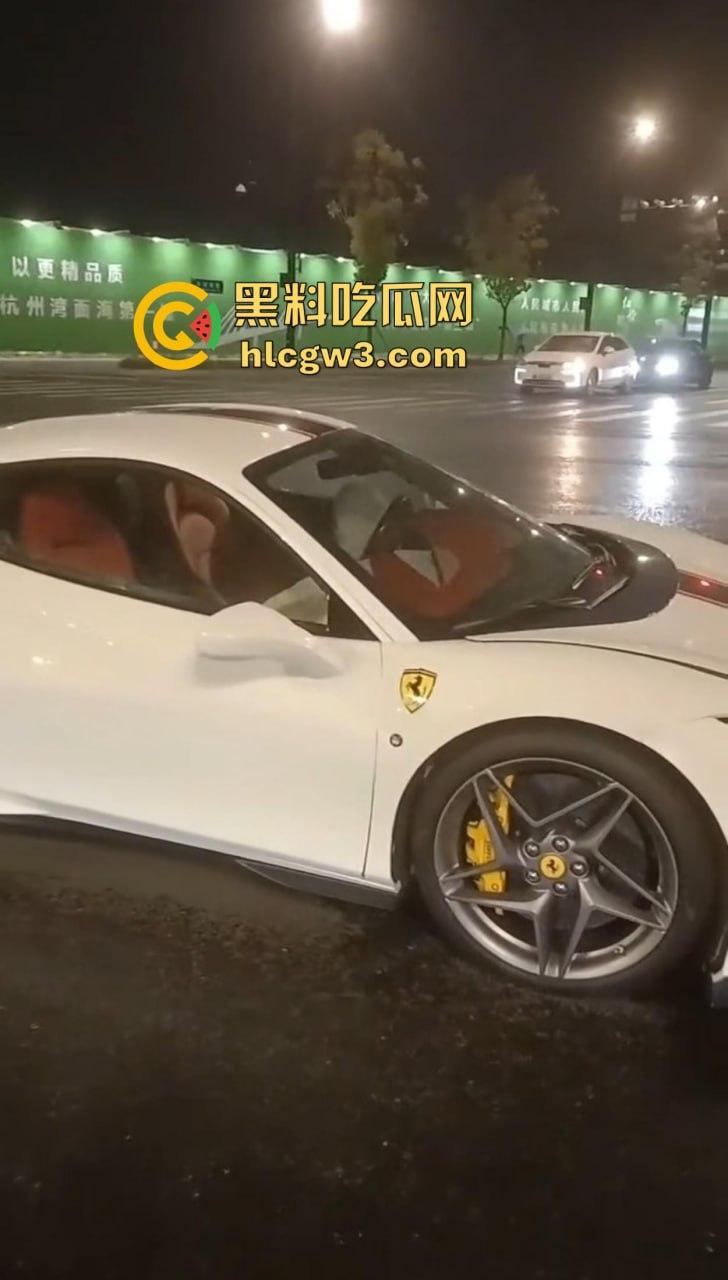 嘉兴海盐百货门口突发车祸！法拉利与斯柯达激烈碰撞，气囊齐爆损失惨重，维修账单成谜！-4