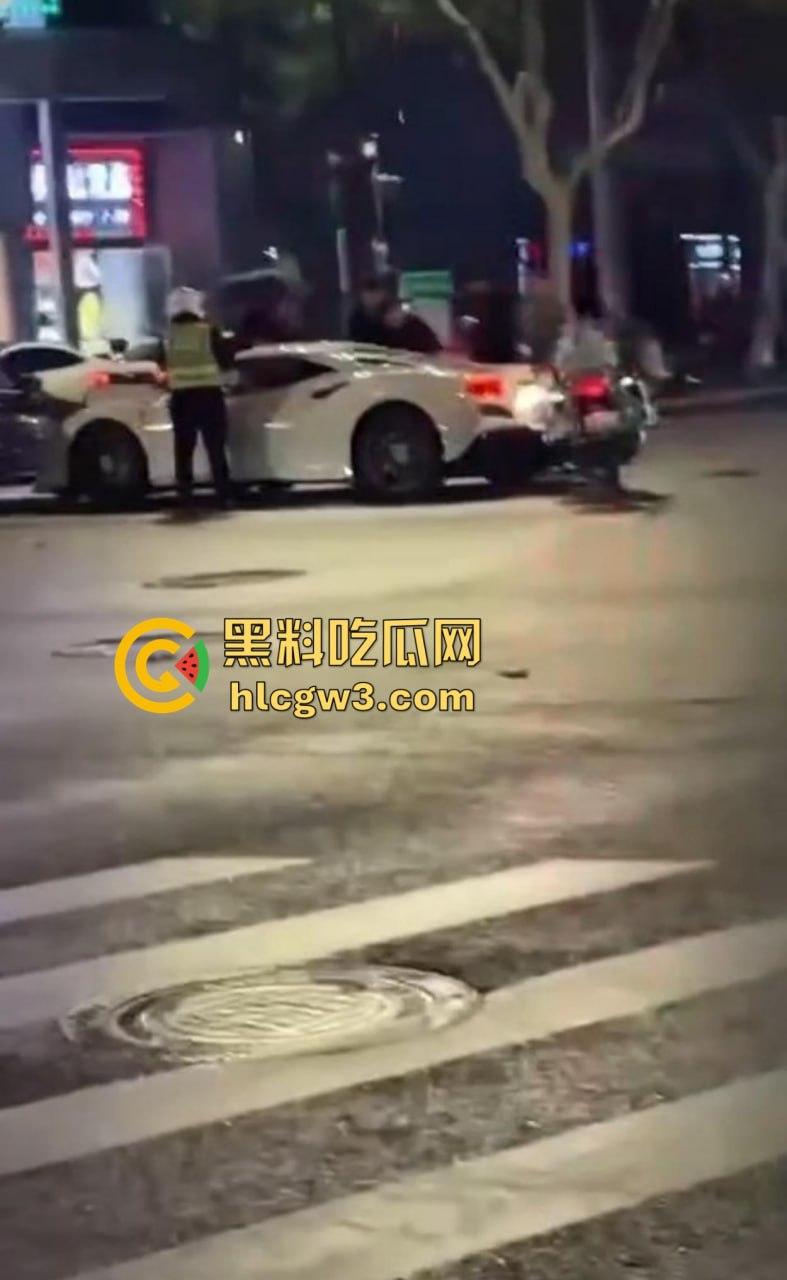 嘉兴海盐百货门口突发车祸！法拉利与斯柯达激烈碰撞，气囊齐爆损失惨重，维修账单成谜！-6