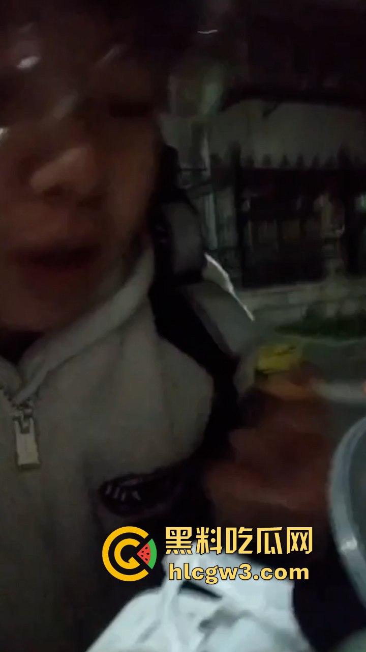 看完这个你还敢点外卖吗？美团外卖骑手丁子豪朝餐食里吐口水?平台:已永久限制接单-9