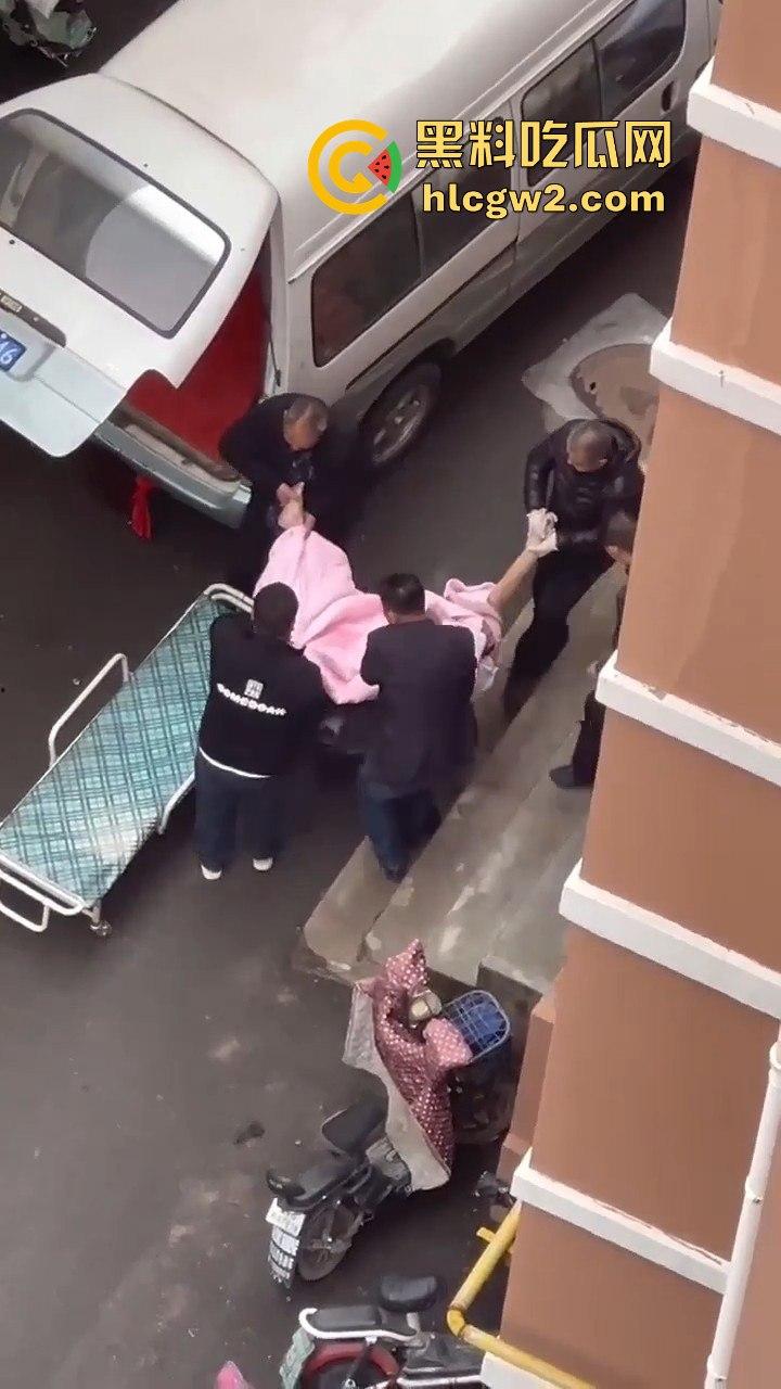 郑州男子跳楼惨烈收场，脑袋撞窗沿直接分离，场面堪比关公斩华雄！-2