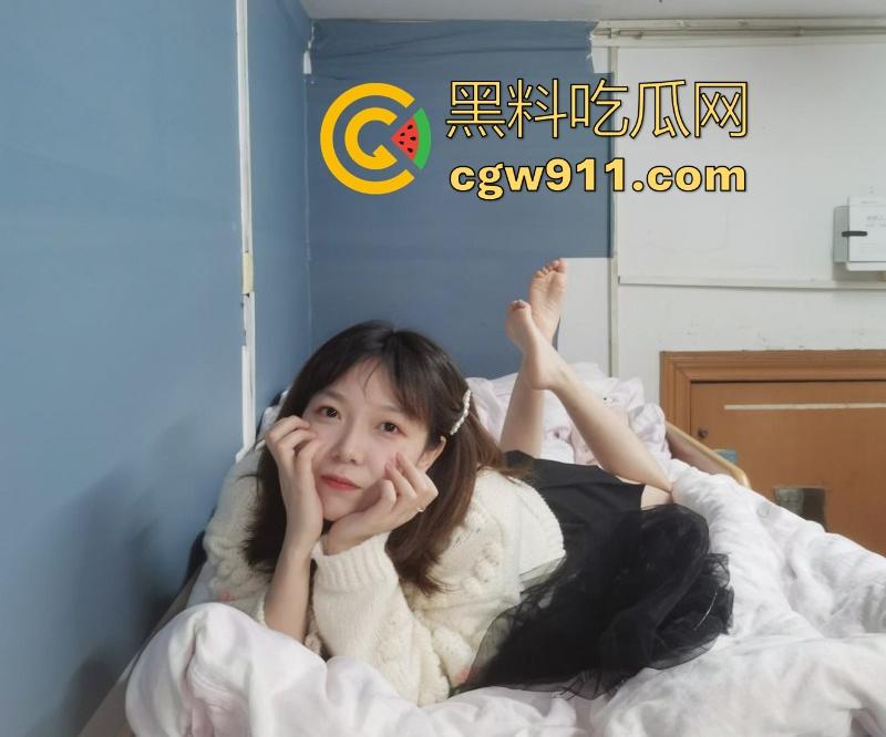 成都清纯可爱小妹【郑文怡】跟男友性爱视频泄漏，跪地口交小手狂撸大屌，绽放反差婊本性！-2