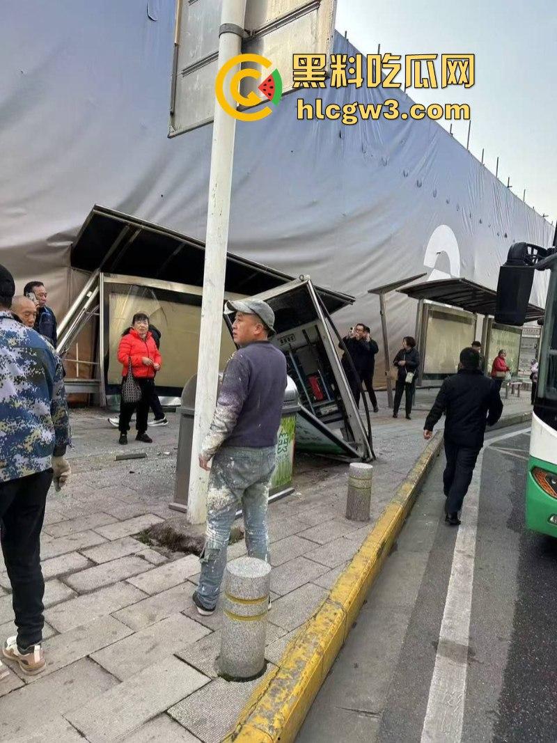 驾驶员突发疾病！武汉一公交车失控致1名行人死亡 现场视频曝光！-2