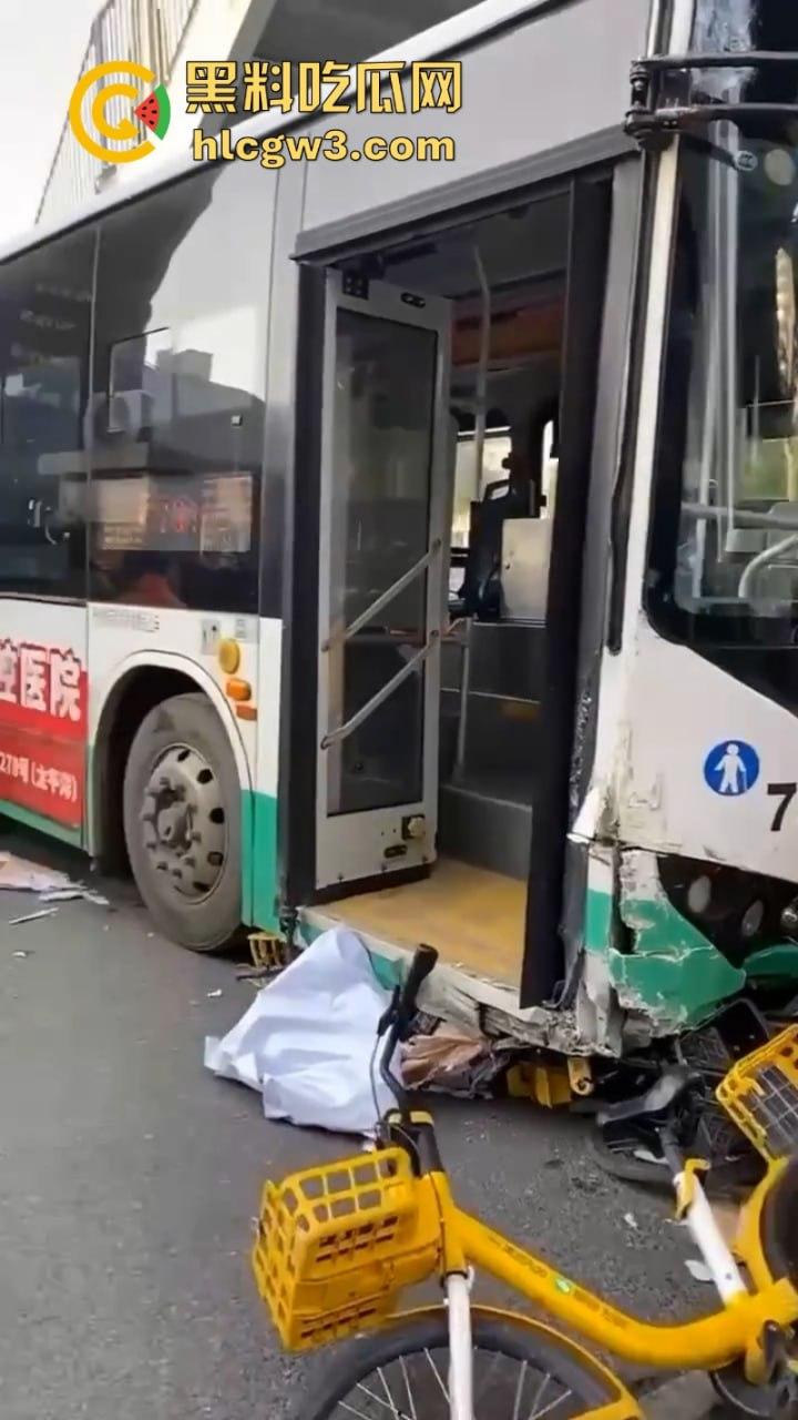 驾驶员突发疾病！武汉一公交车失控致1名行人死亡 现场视频曝光！-4