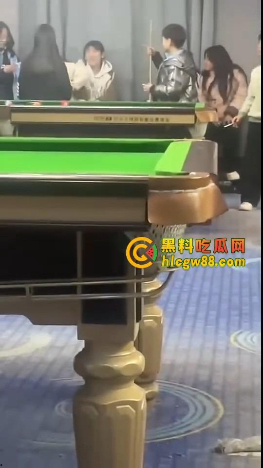 现在10后小学生都卷成这样了？嘴叼利群打台球还带妹，烟一口杆一打，童年直接过成社会大哥！-4