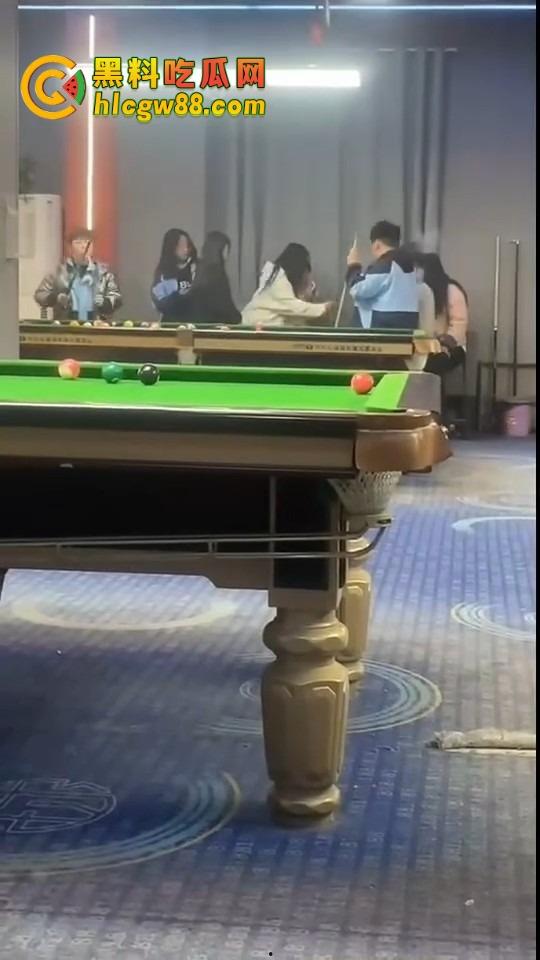 现在10后小学生都卷成这样了？嘴叼利群打台球还带妹，烟一口杆一打，童年直接过成社会大哥！-7
