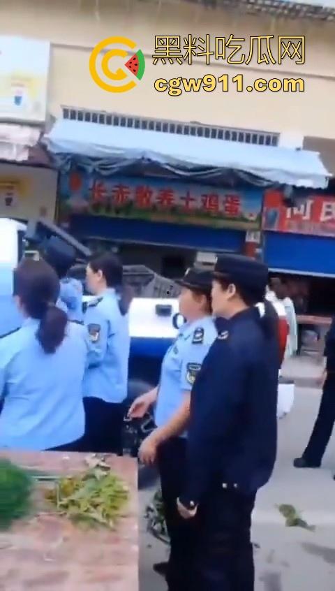 老头因菜市场摆摊和城管发生口角后斗殴！数人暴力执法将老头擒获，有执照的流氓？-4