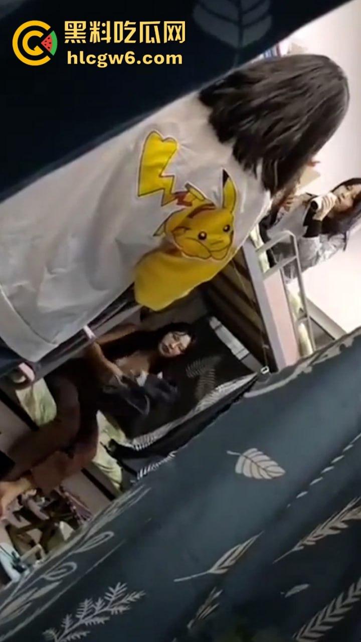 妹子还不起高利贷 被逼直播偷拍室友换衣服抵债！心里很矛盾 表示一天也不想坚持了！-8