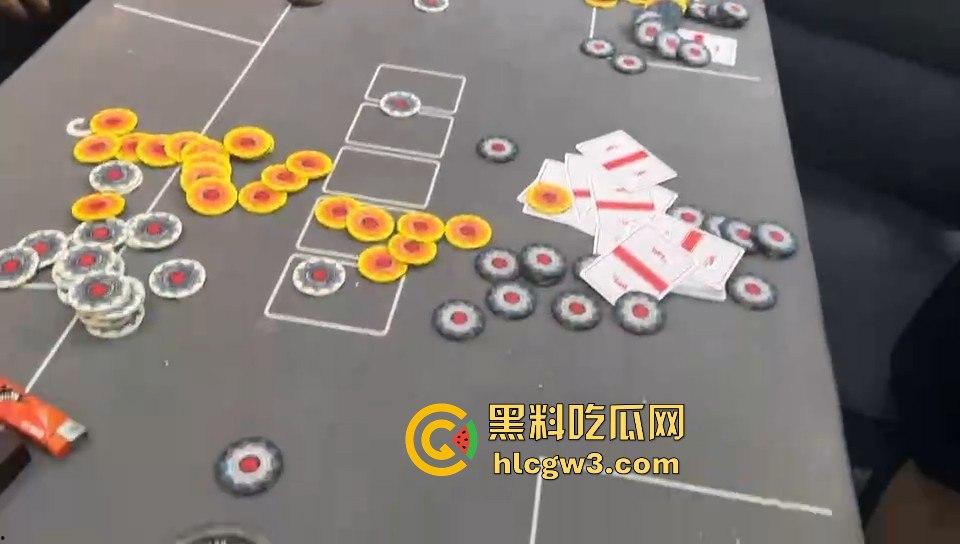 这是出老千还是欠债不还？精神小伙赌博场直接抄尼泊尔军刀棒球棍，暴力出手太狠了！-6