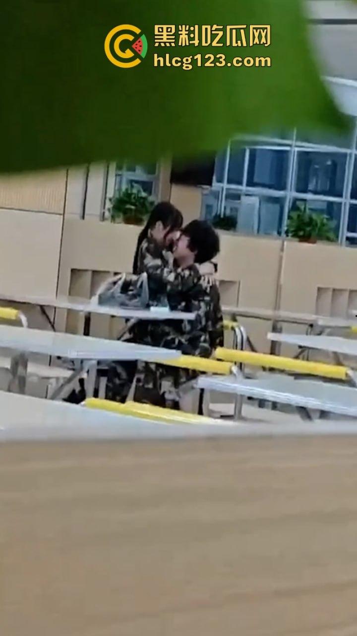 大一新生军训间隙在食堂亲亲我我又舔又摸 这是把食堂当酒店了吗！-1