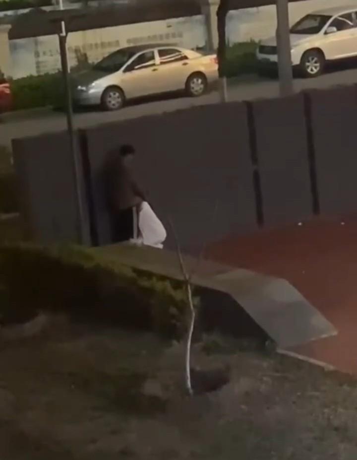 情到深处舔鸡巴 饥渴小情侣躲在围墙后激情吃鸡 路边监控拍下全程 就不能找个没人的地方？-4