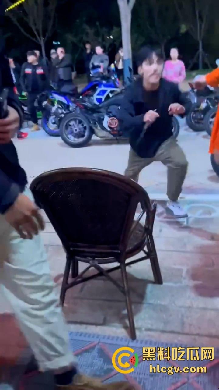 江苏南通小米su7小伙大战摩托人后续 小伙单杀一人 嘲讽哥侥幸存活 朋友惨被祭天!-7