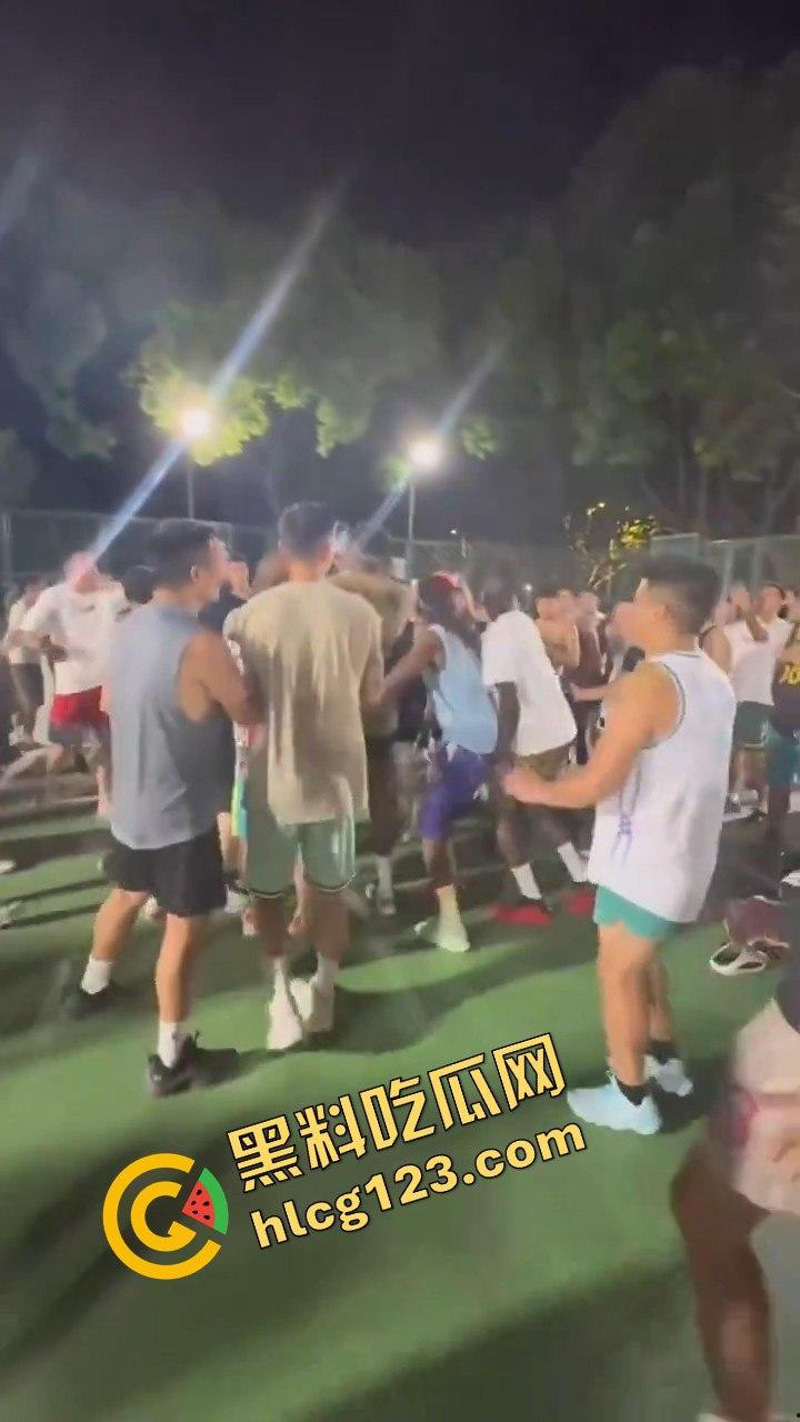 上海徐家汇公园黑人打球后动手推搡，遭中国人围堵群殴，高喊滚出中国地盘-2